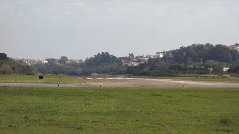 Avión-Ultraligero-Despegando-De-La-Pista-Del-Aeropuerto-Campo-De-Marte,-En-Sao-Paulo,-Brasil.