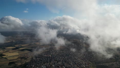 perspectiva aérea cautivadora volando en medio de las nubes de arriba, con un encantador paisaje urbano de abajo