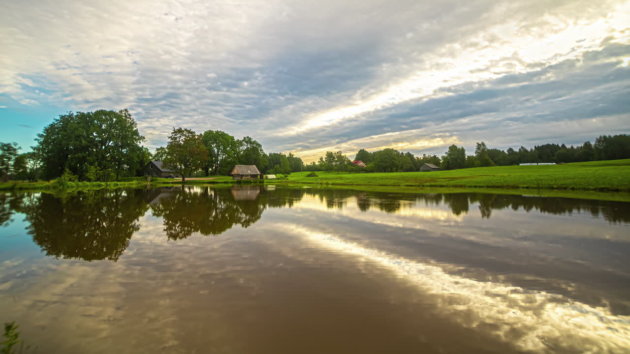 해가 뜨는 풍경과 연못 근처의 시골 풍경의 리조트의 타임 스