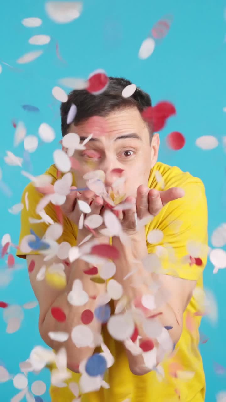 Uomo che soffia coriandoli