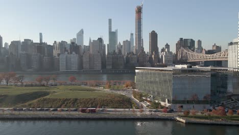 Aerial-view-of-Roosevelt-Island-against-Midtown-East-,-Manhattan-skyline-,-New-York