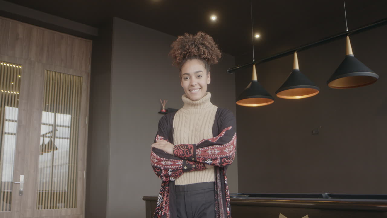 mujer negra, brazos cruzados y cabello levantado, sonrisas