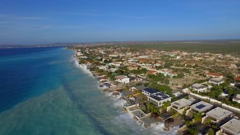 grandes olas dañando casas después de que un huracán pasara por la costa de bonaire