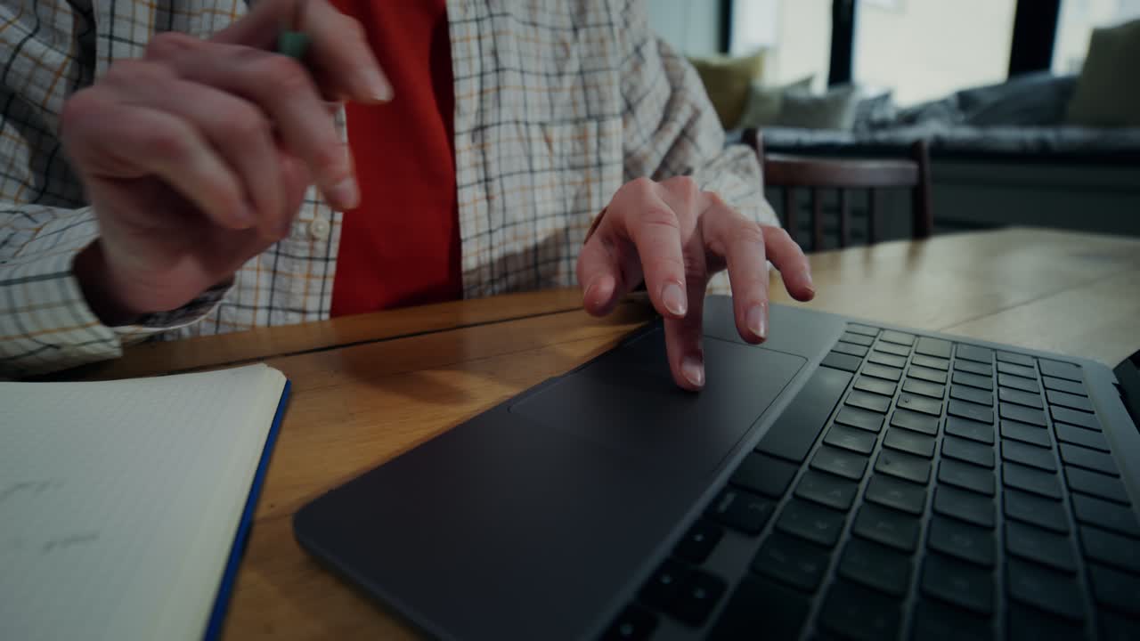 persona que trabaja con portátil y portátil