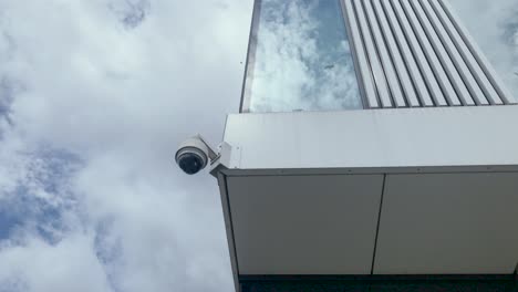 Monitoreo-Fuera-Del-Edificio,-En-El-Fondo-Hay-Un-Cielo-Azul-Con-Nubes-En-Movimiento,-Un-Lugar-Seguro-Para-Trabajar-Y-Aprender