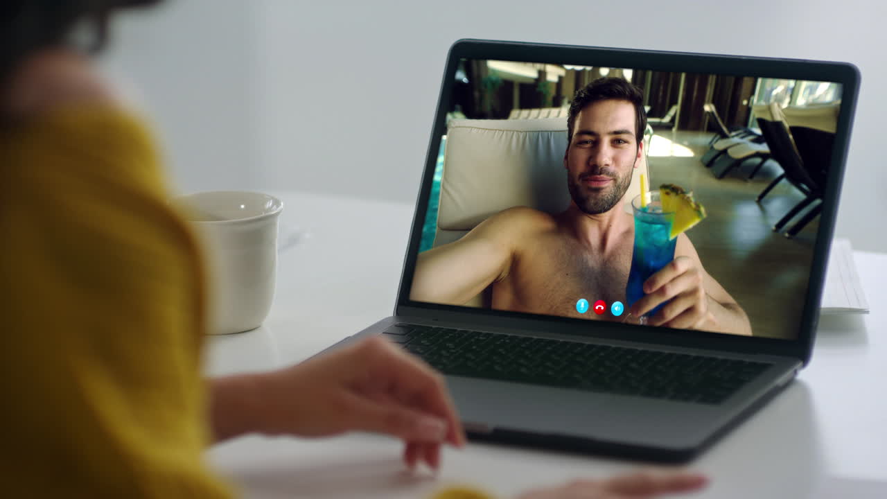 Videochiamata con un uomo a bordo piscina