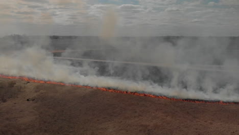 Campo-De-Pastizales-En-Llamas-Con-Humo