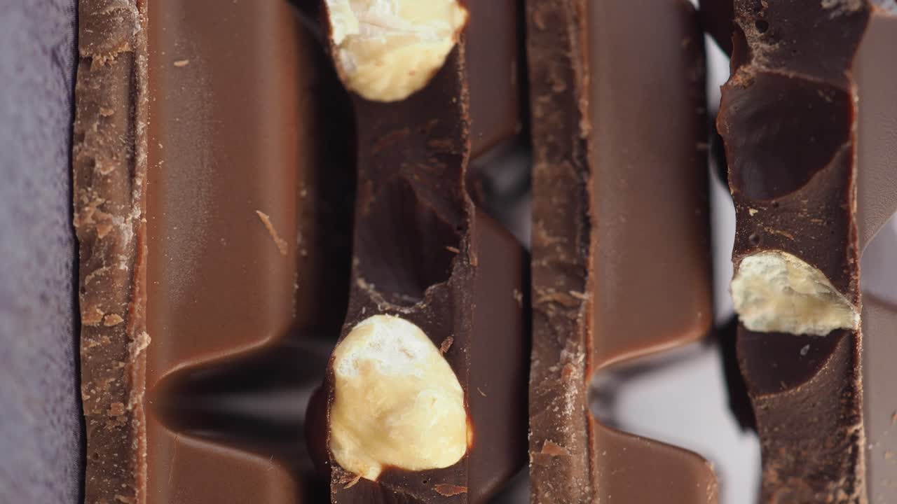 primer plano de barras de chocolate con nueces