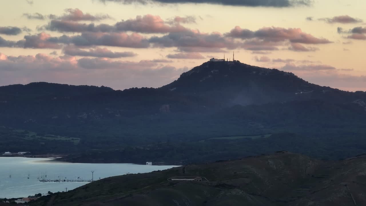 스페인 메노르카 해안선을 따라 산을 배경으로 한 황금시간