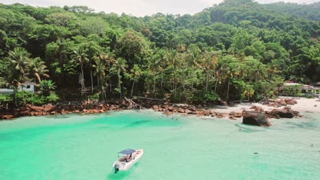 la playa de angra dos reis, en la ciudad de río de janeiro, brasil