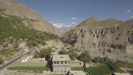 carretera de montaña valle de hunza, pueblo de ganish, gilgit baltistán, pakistán