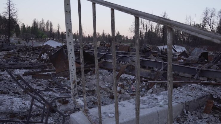 Plano deslizante: Rescaldo de incêndio residencial causado por incêndio florestal.