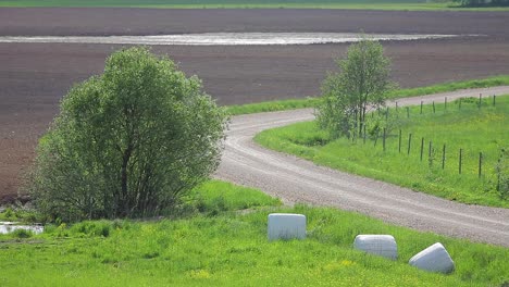 paisaje panorámico del campo en verano desde arriba y desde el suelo con rollos de heno y caminos