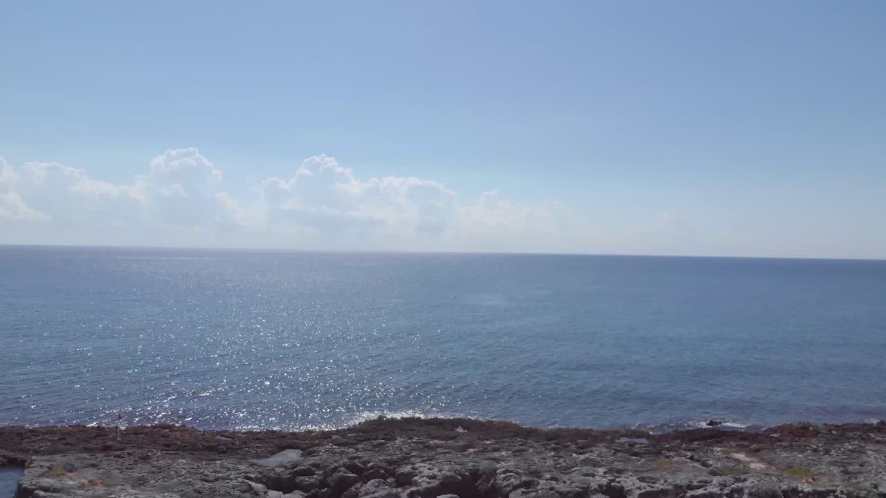 바다의 떠오르는 드론 샷