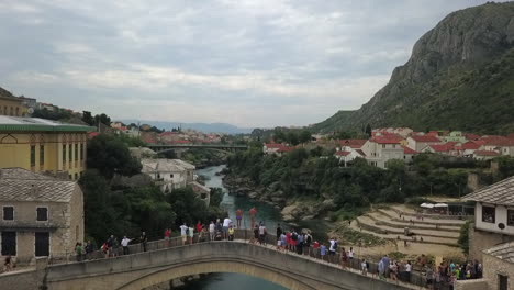 Hochtaucher-Bereiten-Sich-Darauf-Vor,-Von-Der-Hohen-Brücke-In-Bosnien-In-Den-Fluss-Zu-Springen