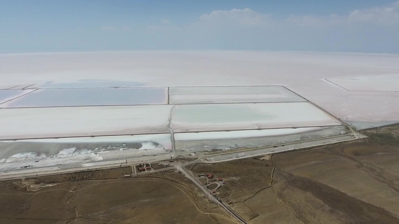 Vista Aérea de Lago Salgado e Lagos de Evaporação em Paisagem Árida