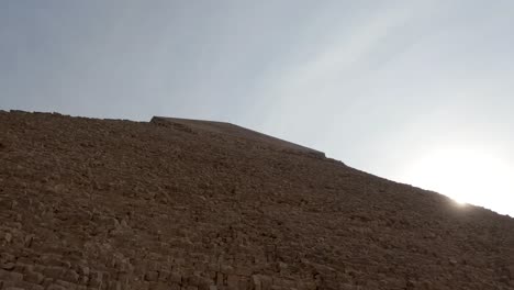 Majestätischer-Blick-Auf-Eine-Riesige-Und-Hohe-Pyramide,-Die-Aus-Schichten-Großer-Steine-Besteht