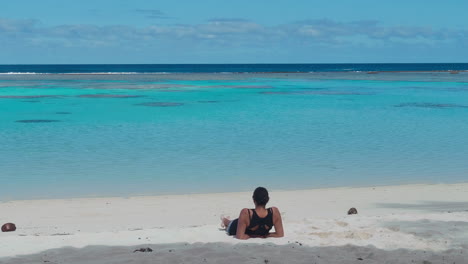 Frau-Bewundert-Das-Meer,-Während-Sie-Sich-Am-Strand-Der-Insel-Maré-Entspannt