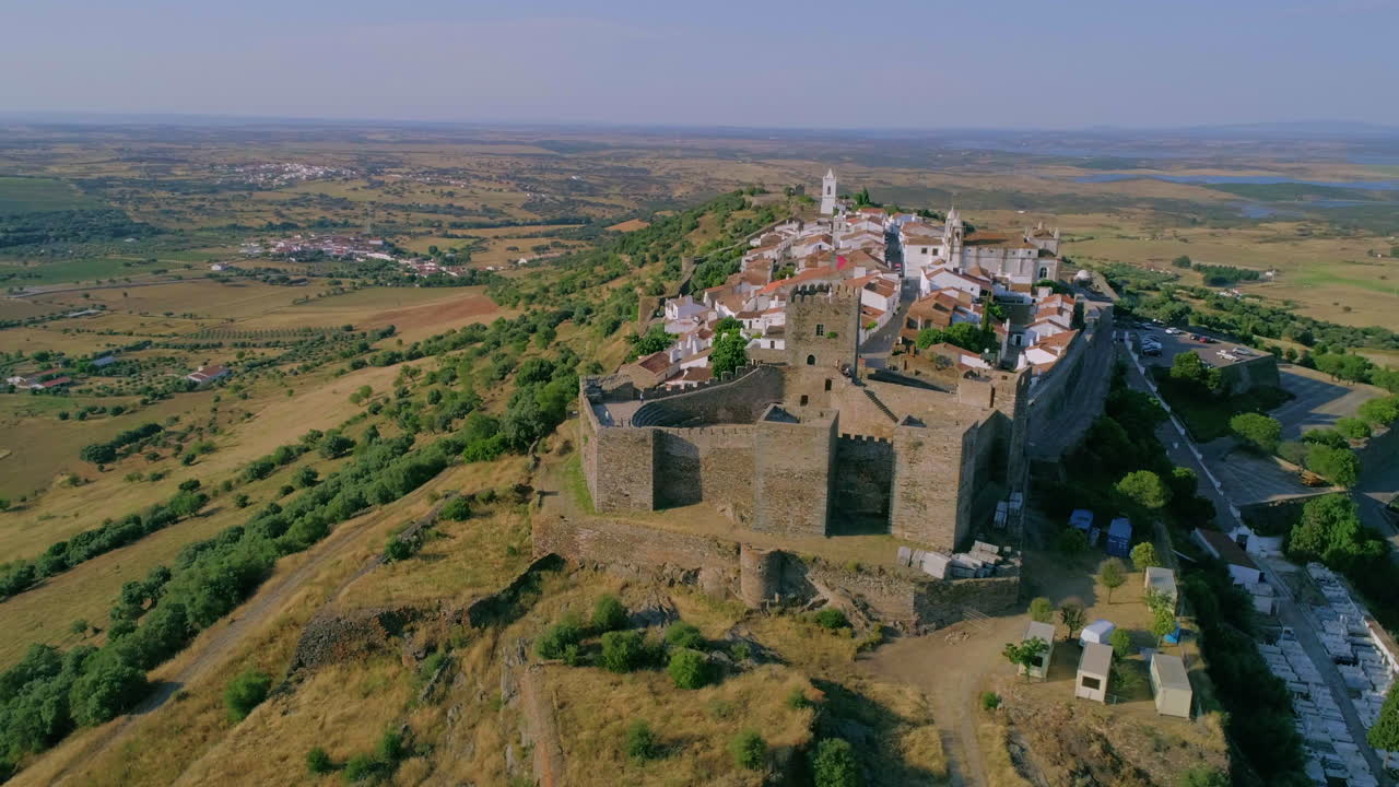Inquadratura aerea di presentazione del borgo di Monsaraz all'interno delle mura della fortezza, Alentejo. Ripresa orbitale.