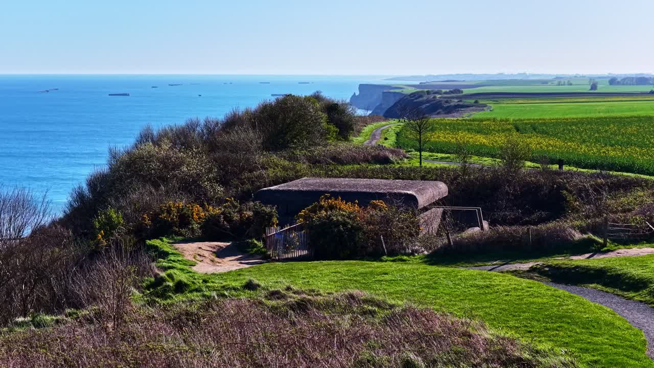 Un bunker di cemento conservato della Seconda Guerra Mondiale si trova in cima alle scogliere della Normandia sopra la costa del Canale della Manica, Francia