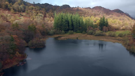 Imágenes-Aéreas-De-Tejo-Tarn-En-Cumbria-En-Otoño-Con-Los-árboles-En-Color