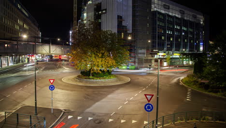 Verkehrsfluss-In-Der-Innenstadt-Von-Oslo-Am-Kreisverkehr