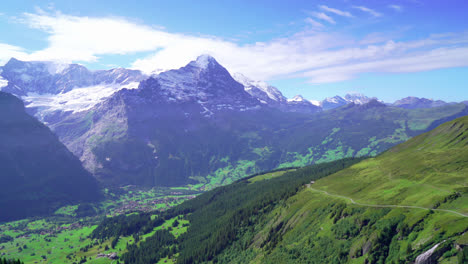 Grindelwald-Con-La-Montaña-De-Los-Alpes-En-Suiza