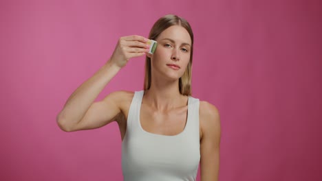 mujer aplicando maquillaje con un soplo de polvo