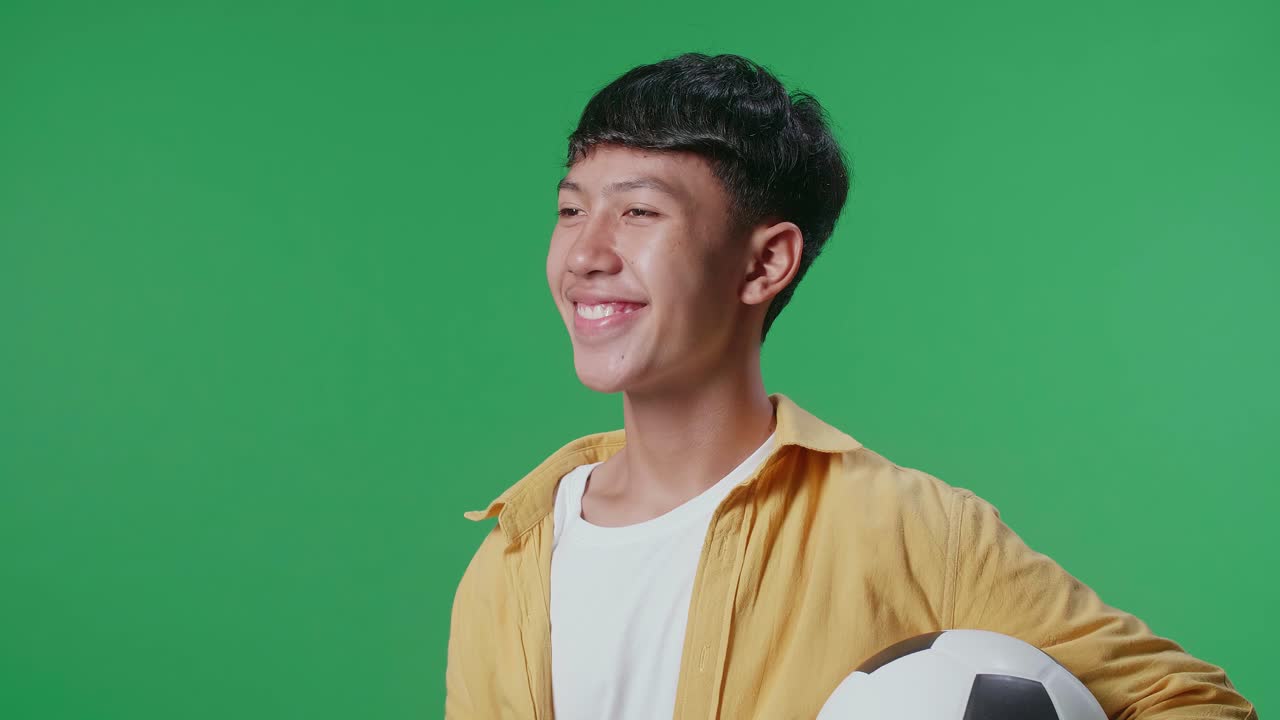 축구 공 을 들고 있는 십대