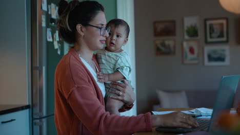 Noche,-Trabajo-Remoto-Y-Madre-Con-Un-Bebé