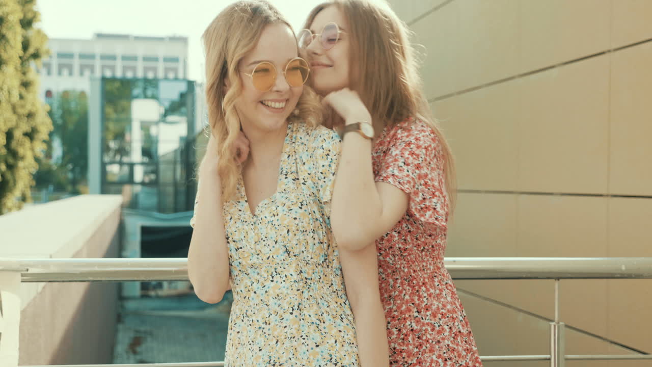 dos amigos felices disfrutando de la ciudad