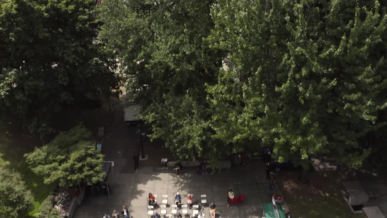 한적한 공원에서 콘서트를 공개하기 위해 시애틀 시내 고층 빌딩에서 아래로 기울어지는 공중 샷