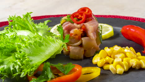 primer plano de un delicioso plato de ceviche sobre una mesa