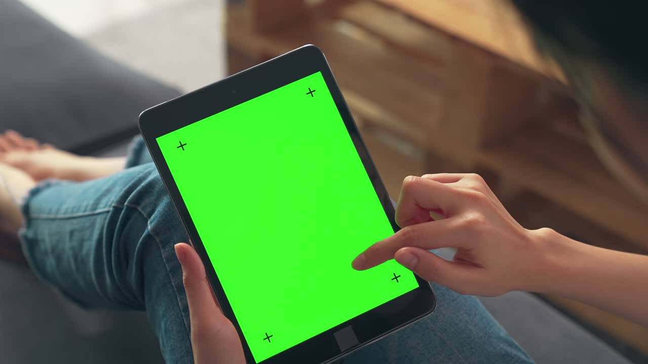 close up de mujer sosteniendo en las manos una tableta digital con pantalla verde para internet en línea, pantalla clave de croma para publicidad.