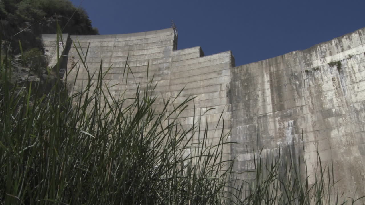 mirando hacia la represa matilija en ojai california