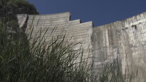 Looking-up-at-Matilija-Dam-in-Ojai-California