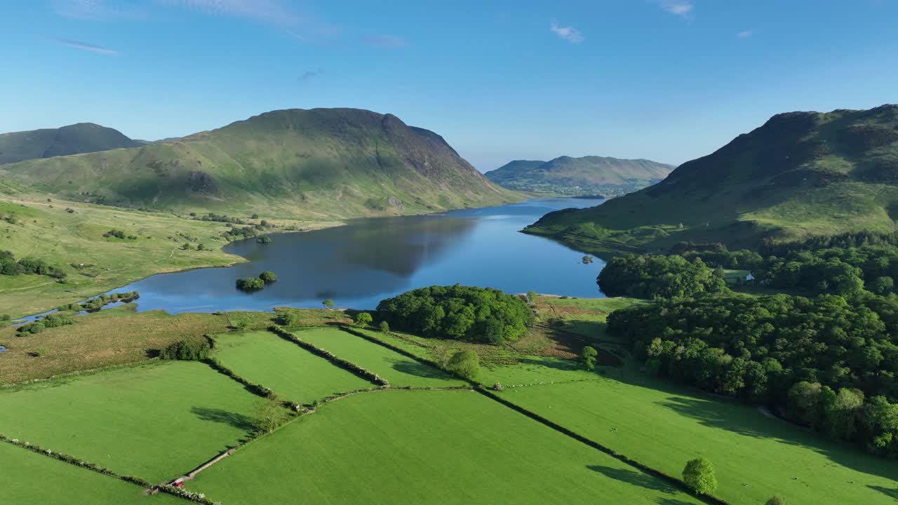 버터미어 리 (buttermere valley) 와 브리아 (cumbria) 의 레이크 디스트릭트 (lake district) 의 크럼모크 워터 (crummock water) 를 바라보는 경이로운 풍경.