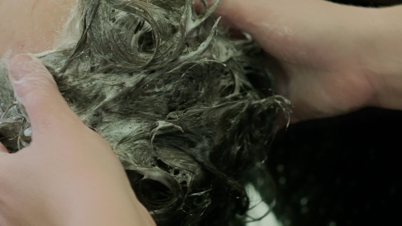 여성 손이 헤어 살롱에서 남자의 머리를 는 클로즈업