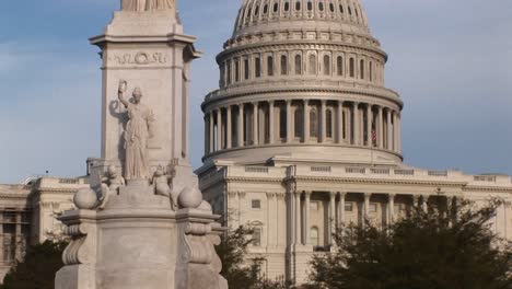 el monumento a la paz de cuarenta y cinco pies de altura que domina el primer plano con el edificio del capitolio de los estados unidos al fondo