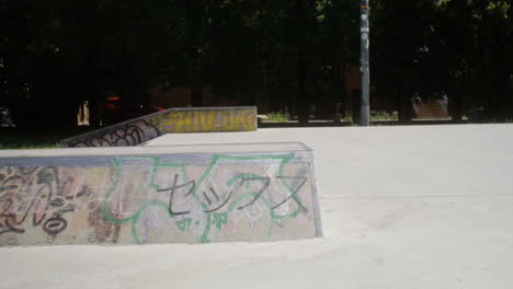 los pies del niño montando en patineta en el parque.