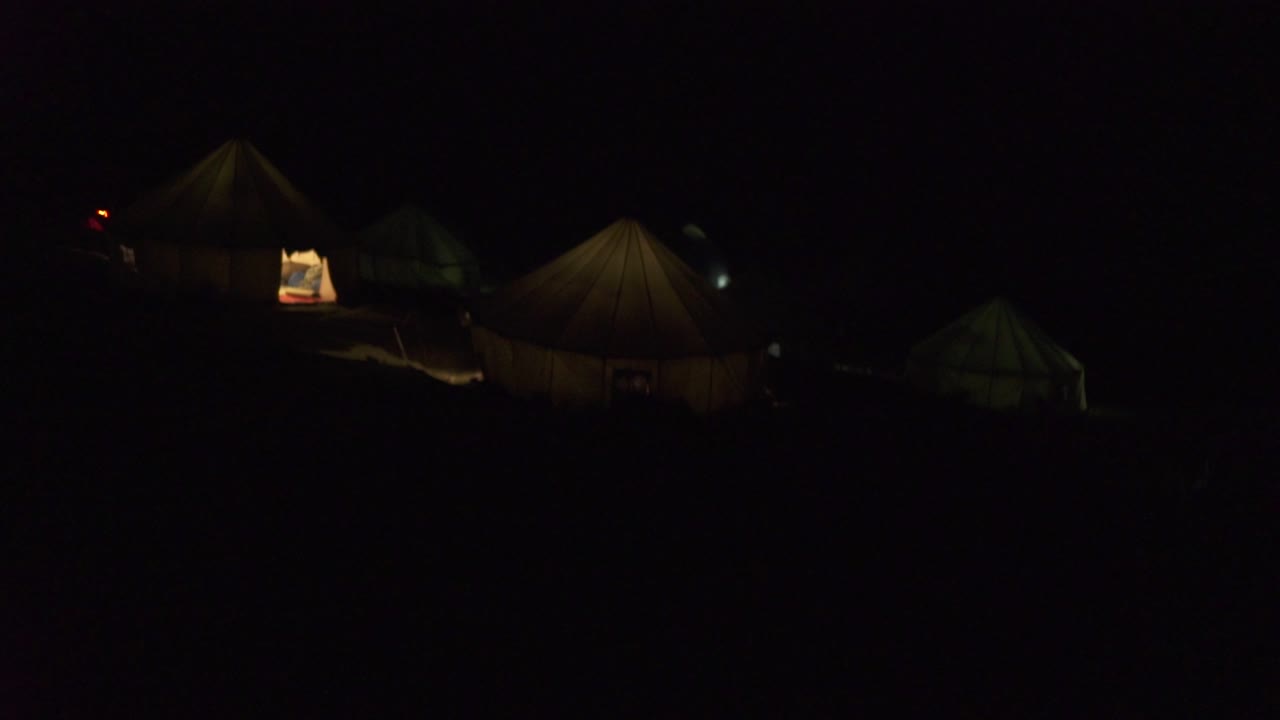 히말라야 에서 산책 하는 사람 들 이 밤 을 보내기 위해 세워진 텐트 마을