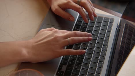 mujer trabajando en una computadora portátil en un café