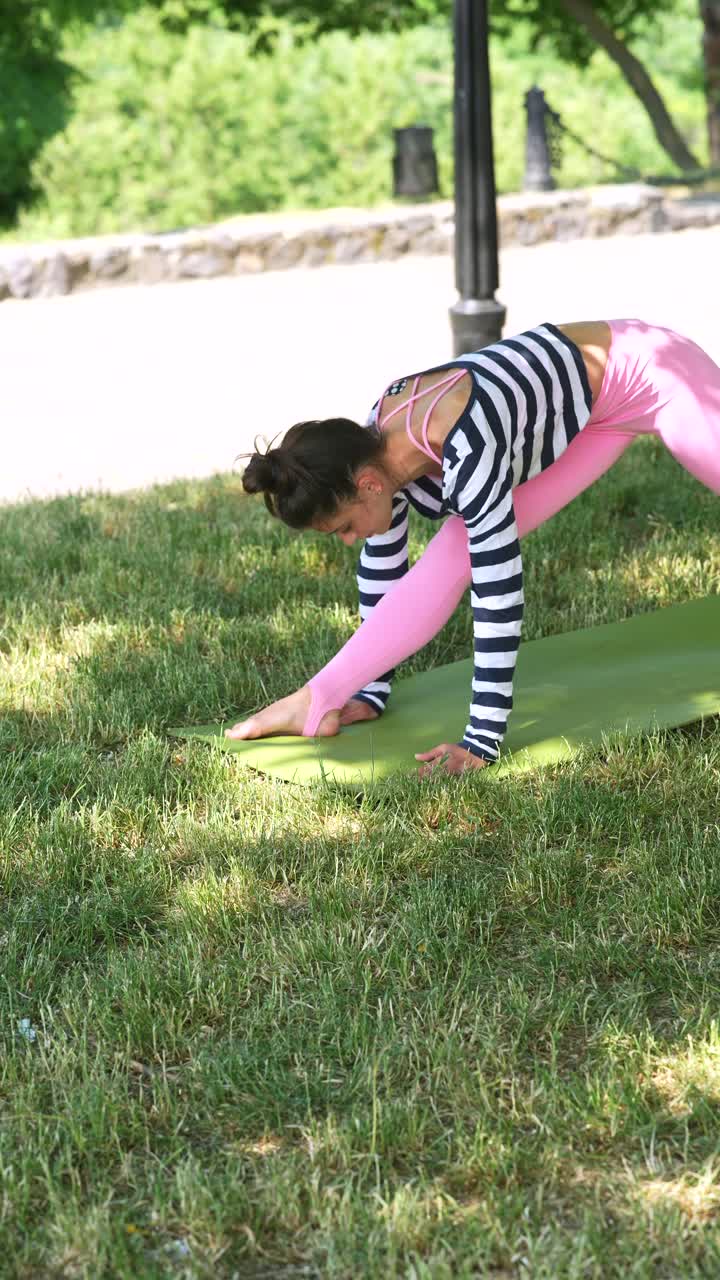 mujer practicando yoga al aire libre