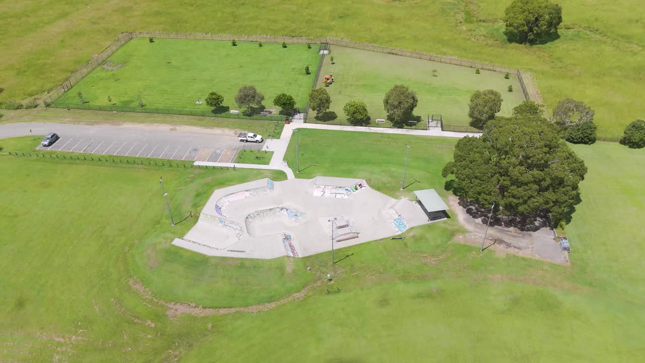 드론은 스케이트 파크와 스포츠 필드 풍경을 포착합니다.