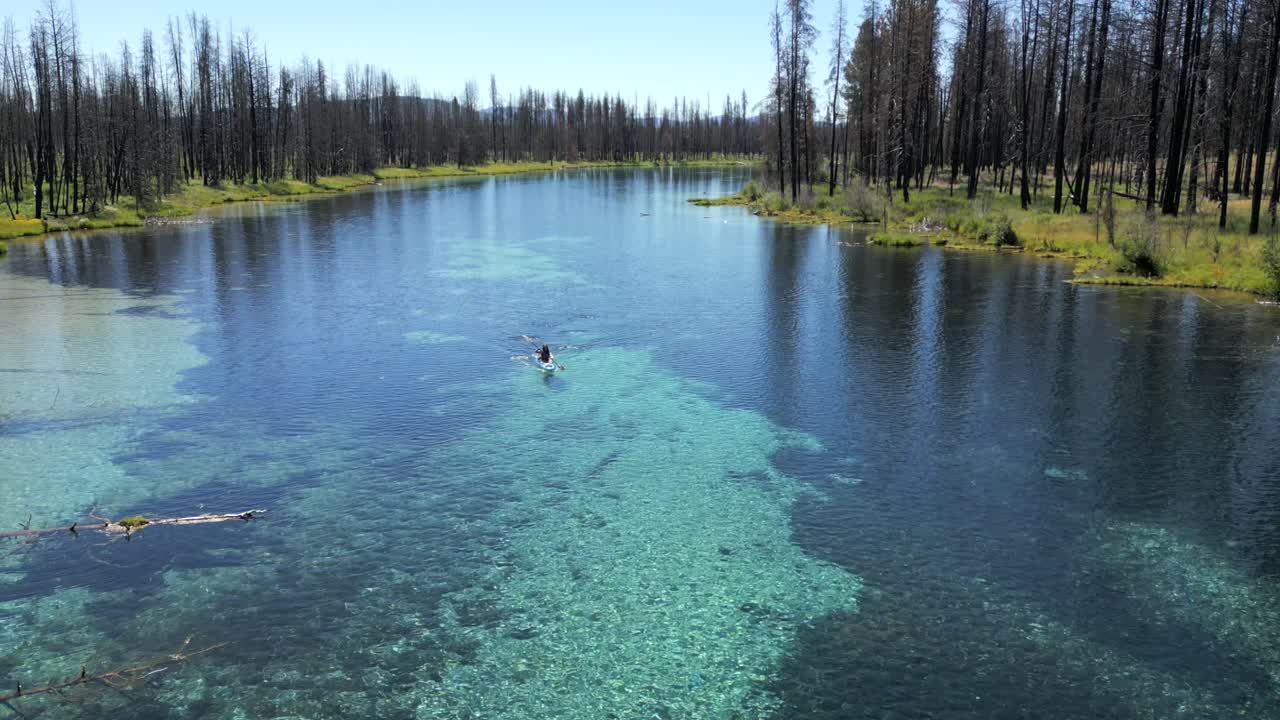 오리건주 남부에 있는 스프링 크릭의 맑은 물에서 카약 타기