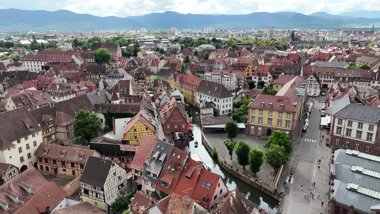 Centro storico di Colmar e fiume della Piccola Venezia, vista aerea con drone, Francia