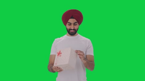 Feliz-Hombre-Indio-Sikh-Recibe-Una-Pantalla-Verde-De-Regalo