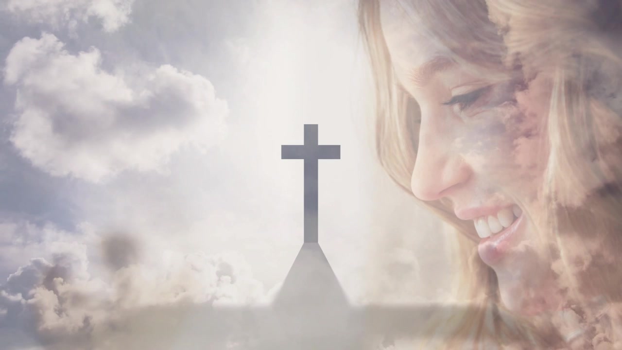 Il sole che sorge dietro la croce di una chiesa innesca una fusione di ritratti e una donna che sorride, creando un'aureola sacra.