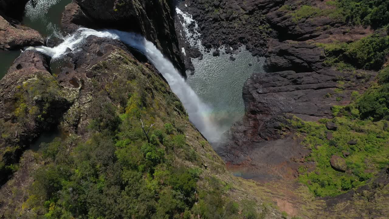 hermosas cataratas wallaman en cascada sobre roca, queensland, australia, aéreo