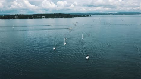 Eine-Drohne-Umkreist-Schaluppen,-Die-In-Den-Hafen-Am-Bodensee-Zurückkehren